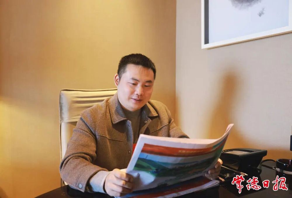  市人大代表在代表驻地阅读《常德日报》“向两会报告”专题