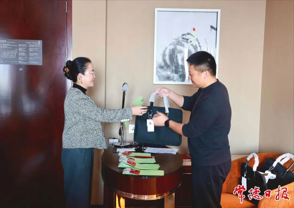  市人大代表在代表驻地领取会议资料