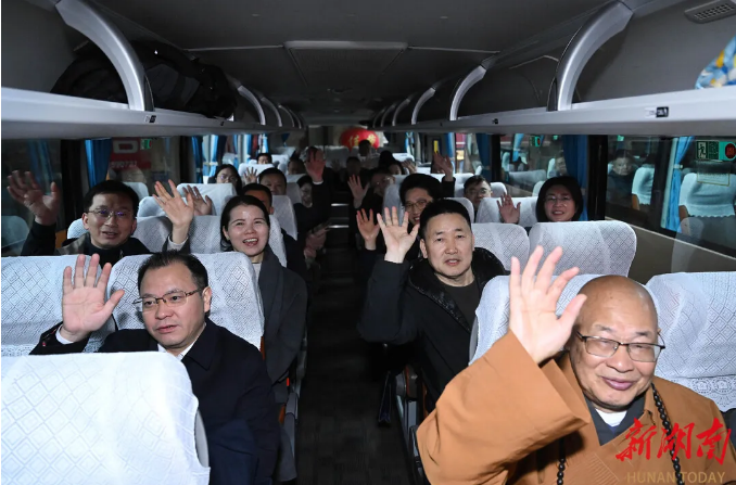 在湘全国人大代表启程赴京